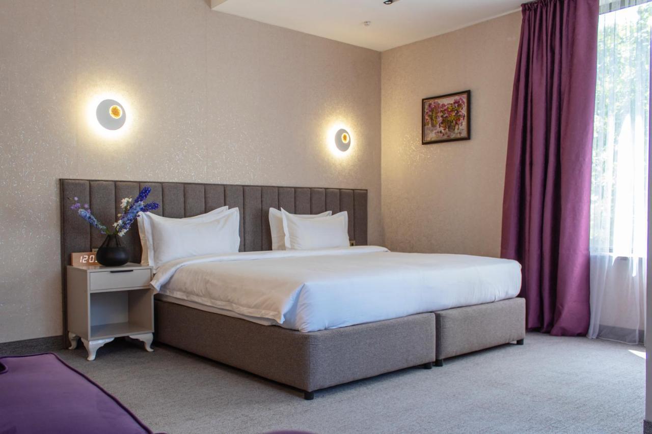 Orient Hotel Bişkek Dış mekan fotoğraf