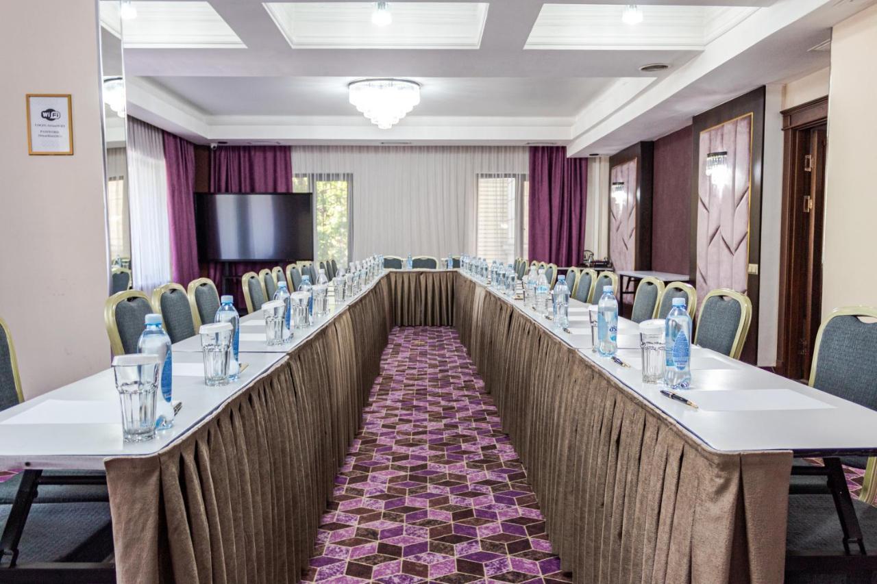 Orient Hotel Bişkek Dış mekan fotoğraf